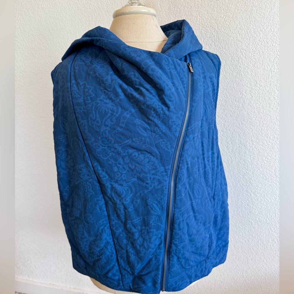 Tommy Bahama women’s vest cross zipper with hood. Size L blue